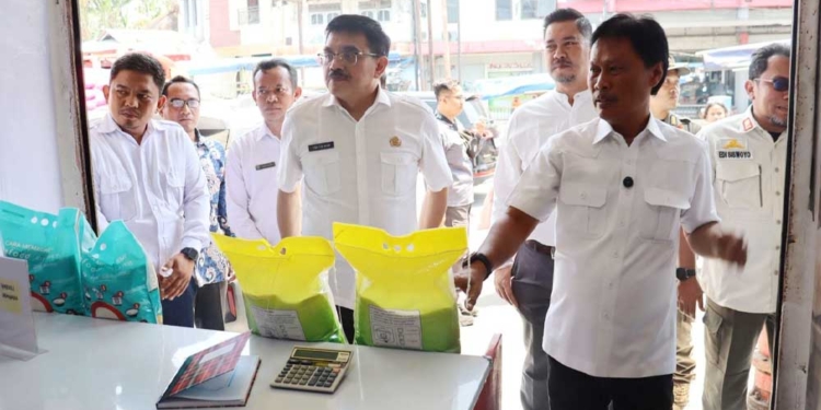 Wali Kota Cirebon, Effendi Edo (Kanan) Didampingi Sekda Kota Cirebon, Iing Daiman (Tengah) Saat Mengunjungi Pasar Pagi, Rabu, 2 September 2026.