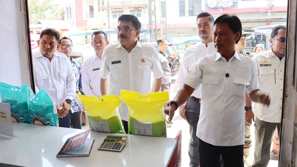 Fusngsi Parkir Dikembalikan, Pedagang Pasar Pagi Cirebon Akan Direlokasi 1 Wali Kota Cirebon, Effendi Edo (Kanan) Didampingi Sekda Kota Cirebon, Iing Daiman (Tengah) Saat Mengunjungi Pasar Pagi, Rabu, 2 September 2026.