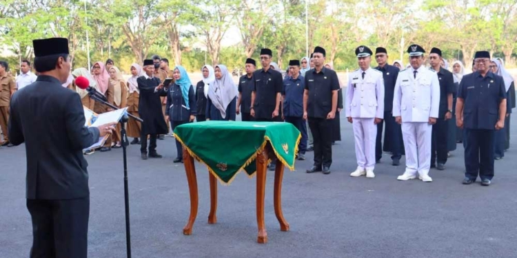 26 Pejabat Eselon III dan IV Pemkot Cirebon Dilantik 6 Wali Kota Cirebon Effendi Edo Saat Melantik 26 Pejabat Administrator Dan Pejabat Pengawas Di Lingkungan Pemkot Cirebon Di Lapangan Upacara Sekretariat Daerah Kota Cirebon, Senin, 7 September 2026.