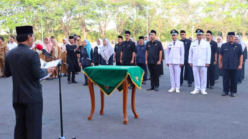 26 Pejabat Eselon III dan IV Pemkot Cirebon Dilantik 1 Wali Kota Cirebon Effendi Edo Saat Melantik 26 Pejabat Administrator Dan Pejabat Pengawas Di Lingkungan Pemkot Cirebon Di Lapangan Upacara Sekretariat Daerah Kota Cirebon, Senin, 7 September 2026.