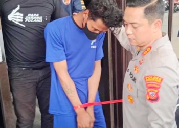 Terduga Pelaku Pembunuhan di Hotel Kesambi Cirebon Ditangkap di Pangandaran 1 Kapolres Cirebon Kota, Akbp Bimantoro Kurniawan, Saat Membawa S Pelaku Pembunuhan Wanita Muda Di Hotel Wilayah Kecamatan Kesambi, Selasa, 22 September 2026.
