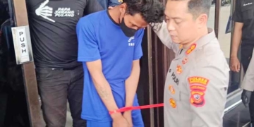 Terduga Pelaku Pembunuhan di Hotel Kesambi Cirebon Ditangkap di Pangandaran 7 Kapolres Cirebon Kota, Akbp Bimantoro Kurniawan, Saat Membawa S Pelaku Pembunuhan Wanita Muda Di Hotel Wilayah Kecamatan Kesambi, Selasa, 22 September 2026.