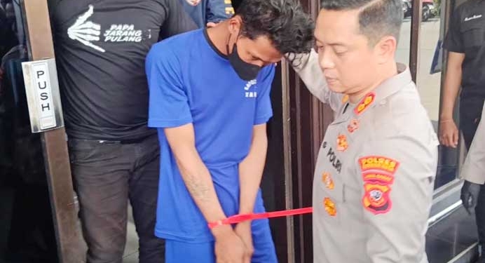 Kapolres Cirebon Kota, Akbp Bimantoro Kurniawan, Saat Membawa S Pelaku Pembunuhan Wanita Muda Di Hotel Wilayah Kecamatan Kesambi, Selasa, 22 September 2026.