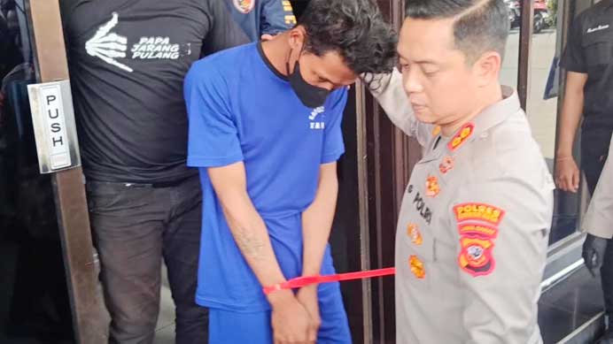 Terduga Pelaku Pembunuhan di Hotel Kesambi Cirebon Ditangkap di Pangandaran 1 Kapolres Cirebon Kota, Akbp Bimantoro Kurniawan, Saat Membawa S Pelaku Pembunuhan Wanita Muda Di Hotel Wilayah Kecamatan Kesambi, Selasa, 22 September 2026.