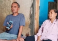 Ayah Korban Suyoto Didampingi Ibu Korban Muah Saat Menunjukan Foto Anaknya Yang Menjadi Korban Pembuhuhan, Selasa, 22 September 2026.