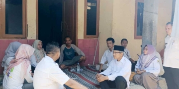 Pemkab Cirebon Dampingi Keluarga Korban Pembunuhan di Kesambi 8 Camat Talun, Agus Alamsyah, Bersama Kuwu Desa Sampiran, Sujito Saat Mendampingi Upt P5A Melakukan Assesment Ke Rumah Keluarga Korban Pembunuhan Di Wilayah Kesambi Kota Cirebon, Rabu, 23 September 2026.