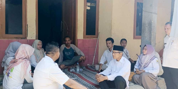 Camat Talun, Agus Alamsyah, Bersama Kuwu Desa Sampiran, Sujito Saat Mendampingi Upt P5A Melakukan Assesment Ke Rumah Keluarga Korban Pembunuhan Di Wilayah Kesambi Kota Cirebon, Rabu, 23 September 2026.