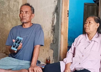 Korban Pembunuhan di Hotel Kesambi Warga Desa Sampiran 2 Ayah Korban Suyoto Didampingi Ibu Korban Muah Saat Menunjukan Foto Anaknya Yang Menjadi Korban Pembuhuhan, Selasa, 22 September 2026.