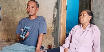 Ayah Korban Suyoto Didampingi Ibu Korban Muah Saat Menunjukan Foto Anaknya Yang Menjadi Korban Pembuhuhan, Selasa, 22 September 2026.