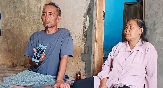 Ayah Korban Suyoto Didampingi Ibu Korban Muah Saat Menunjukan Foto Anaknya Yang Menjadi Korban Pembuhuhan, Selasa, 22 September 2026.