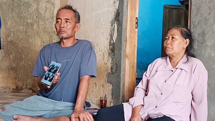 Korban Pembunuhan di Hotel Kesambi Warga Desa Sampiran 1 Ayah Korban Suyoto Didampingi Ibu Korban Muah Saat Menunjukan Foto Anaknya Yang Menjadi Korban Pembuhuhan, Selasa, 22 September 2026.