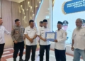 44 Desa di Kabupaten Cirebon Raih Penghargaan PBB-P2, Kategori Terbesar dan Tercepat Dapat Umrah Tanpa Diundi 10 Bupati Cirebon, H Imron Saat Menyerahkan Penghargaan Kepada Kuwu Yang Dinilai Berprestasi Dalam Pencapaian Pelunasan Pbb-P2, Rabu, 9 September 2026.
