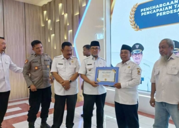 44 Desa di Kabupaten Cirebon Raih Penghargaan PBB-P2, Kategori Terbesar dan Tercepat Dapat Umrah Tanpa Diundi 1 Bupati Cirebon, H Imron Saat Menyerahkan Penghargaan Kepada Kuwu Yang Dinilai Berprestasi Dalam Pencapaian Pelunasan Pbb-P2, Rabu, 9 September 2026.