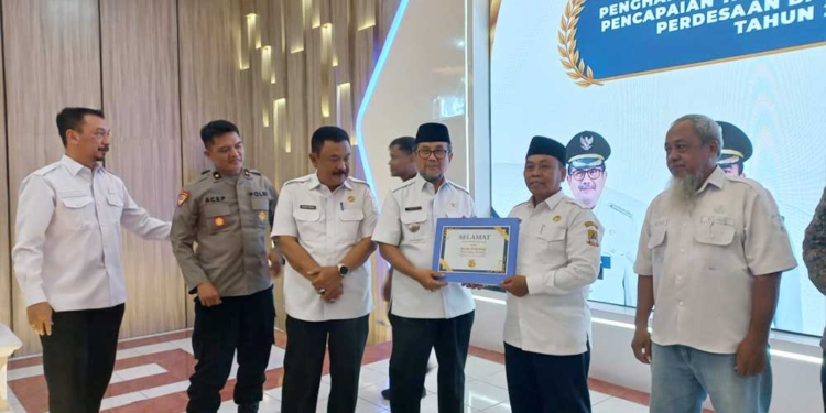 44 Desa di Kabupaten Cirebon Raih Penghargaan PBB-P2, Kategori Terbesar dan Tercepat Dapat Umrah Tanpa Diundi 6 Bupati Cirebon, H Imron Saat Menyerahkan Penghargaan Kepada Kuwu Yang Dinilai Berprestasi Dalam Pencapaian Pelunasan Pbb-P2, Rabu, 9 September 2026.