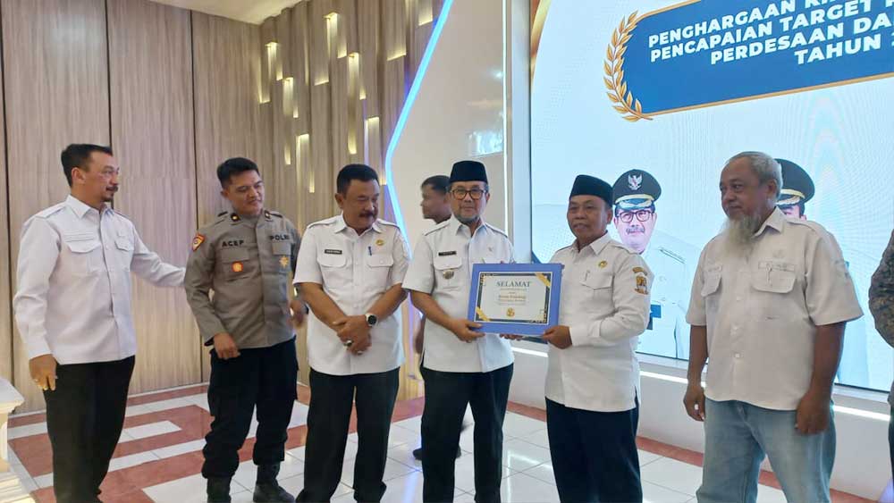 44 Desa di Kabupaten Cirebon Raih Penghargaan PBB-P2, Kategori Terbesar dan Tercepat Dapat Umrah Tanpa Diundi 1 Bupati Cirebon, H Imron Saat Menyerahkan Penghargaan Kepada Kuwu Yang Dinilai Berprestasi Dalam Pencapaian Pelunasan Pbb-P2, Rabu, 9 September 2026.