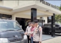 Pencurian Mobil Rental dari Pemalang Ditemukan di Gegesik Cirebon, Pelaku Diburu 2 Kapolsek Gegesik, Akp Ebo Bahari Menunjukan Mobil Grand Max Yang Berhasil Diamankan, Kamis, 24 September 2026.