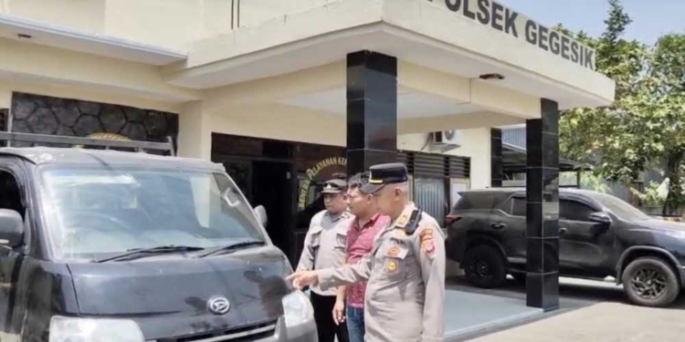 Pencurian Mobil Rental dari Pemalang Ditemukan di Gegesik Cirebon, Pelaku Diburu 6 Kapolsek Gegesik, Akp Ebo Bahari Menunjukan Mobil Grand Max Yang Berhasil Diamankan, Kamis, 24 September 2026.