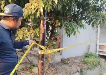 Pemasangan Garis Polisi Di Salah Satu Rumah Perumahan Grand Imperium, Desa Weru Kidul, Kecamatan Weru, Kabupaten Cirebon, Usai Seorang Pria Berinisial R (61) Ditemukan Meninggal Dunia Di Rumah Tersebut, Selasa, 15 September 2026.