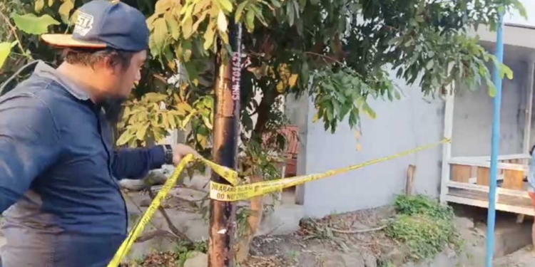 Dua Hari Tak Ada Aktivitas, Pria 61 Tahun di Perumahan Perumahan Grand Imperium Cirebon Ditemukan Meninggal di Rumah 6 Pemasangan Garis Polisi Di Salah Satu Rumah Perumahan Grand Imperium, Desa Weru Kidul, Kecamatan Weru, Kabupaten Cirebon, Usai Seorang Pria Berinisial R (61) Ditemukan Meninggal Dunia Di Rumah Tersebut, Selasa, 15 September 2026.