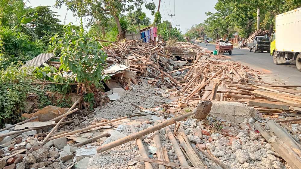 317 Bangli dan PKL Kenanga-Plumbon Ditertibkan, Sungai Pembuang Karangjati Dinormalisasi Pekan Depan 3 Pemilik Bangli Mengumpulkan Material Yang Masih Bisa Dimanfaatkan Pascapenertiban Bangli-Pkl Di Sepanjang Jalan Pangeran Antasari, Kenanga-Plumbon, Kabupaten Cirebon, Rabu, 17 September 2026.