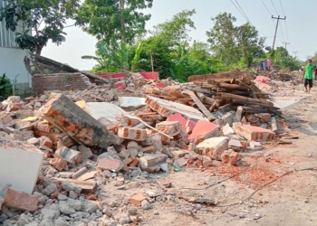 317 Bangli dan PKL Kenanga-Plumbon Ditertibkan, Sungai Pembuang Karangjati Dinormalisasi Pekan Depan 1 Pemilik Bangli Mengumpulkan Material Yang Masih Bisa Dimanfaatkan Pascapenertiban Bangli-Pkl Di Sepanjang Jalan Pangeran Antasari, Kenanga-Plumbon, Kabupaten Cirebon, Rabu, 17 September 2026.