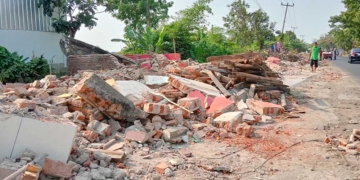 Pemilik Bangli Mengumpulkan Material Yang Masih Bisa Dimanfaatkan Pascapenertiban Bangli-Pkl Di Sepanjang Jalan Pangeran Antasari, Kenanga-Plumbon, Kabupaten Cirebon, Rabu, 17 September 2026.