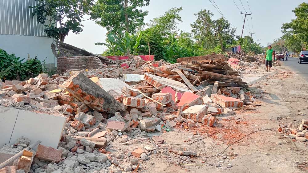 317 Bangli dan PKL Kenanga-Plumbon Ditertibkan, Sungai Pembuang Karangjati Dinormalisasi Pekan Depan 1 Pemilik Bangli Mengumpulkan Material Yang Masih Bisa Dimanfaatkan Pascapenertiban Bangli-Pkl Di Sepanjang Jalan Pangeran Antasari, Kenanga-Plumbon, Kabupaten Cirebon, Rabu, 17 September 2026.