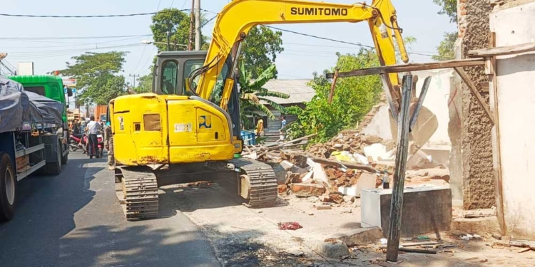 317 Bangunan Liar di Jalan Antasari Kenanga-Plumbon Ditertibkan 6 Satpol Pp Kabupaten Cirebon Menertibkan Bangunan Liar Dan Pkl Di Sepanjang Jalan Pangeran Antasari, Rabu, 16 September 2026.