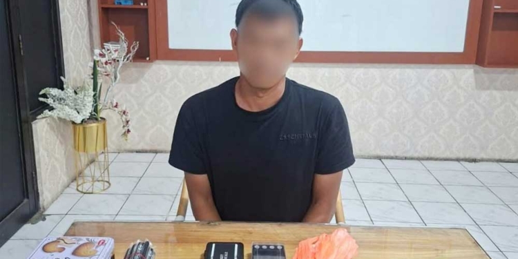 Tersangka Pengedar Narkoba Jenis Sabu Warga Kecamatan Arjawinangun, Wbk Beserta Barang Bukti Yang Diamankan Jajaran Tim Resmob Narkoba Polresta Cirebon, Kamis, 3 September 2026.