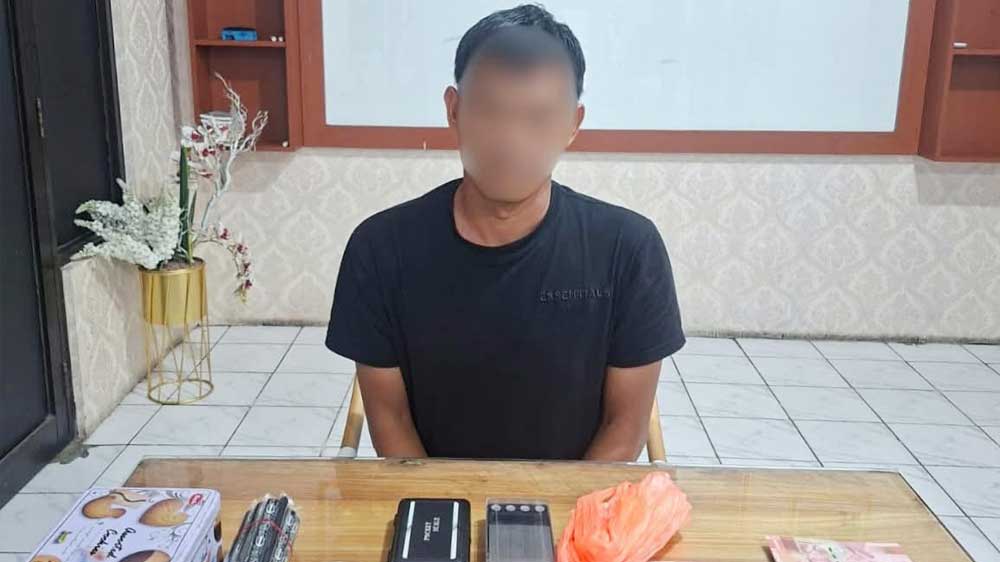 Pengedar Narkoba di Cirebon Sembunyikan 5,24 Gram Sabu dalam Kaleng Biskuit 1 Tersangka Pengedar Narkoba Jenis Sabu Warga Kecamatan Arjawinangun, Wbk Beserta Barang Bukti Yang Diamankan Jajaran Tim Resmob Narkoba Polresta Cirebon, Kamis, 3 September 2026.