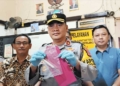 Pria di Sutawinangun Cirebon Tusuk Dua Bibinya 13 Kapolsek Kedawung, Kompol Ahmad Nashori Menunjukan Barang Bukti Pisau Lipat Yang Digunakan Pelaku Untuk Menusuk Bibinya Sendiri, Kamis, 24 September 2026.