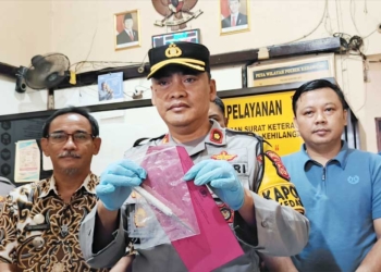 Pria di Sutawinangun Cirebon Tusuk Dua Bibinya 1 Kapolsek Kedawung, Kompol Ahmad Nashori Menunjukan Barang Bukti Pisau Lipat Yang Digunakan Pelaku Untuk Menusuk Bibinya Sendiri, Kamis, 24 September 2026.