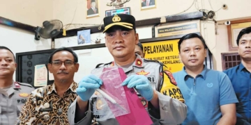 Kapolsek Kedawung, Kompol Ahmad Nashori Menunjukan Barang Bukti Pisau Lipat Yang Digunakan Pelaku Untuk Menusuk Bibinya Sendiri, Kamis, 24 September 2026.