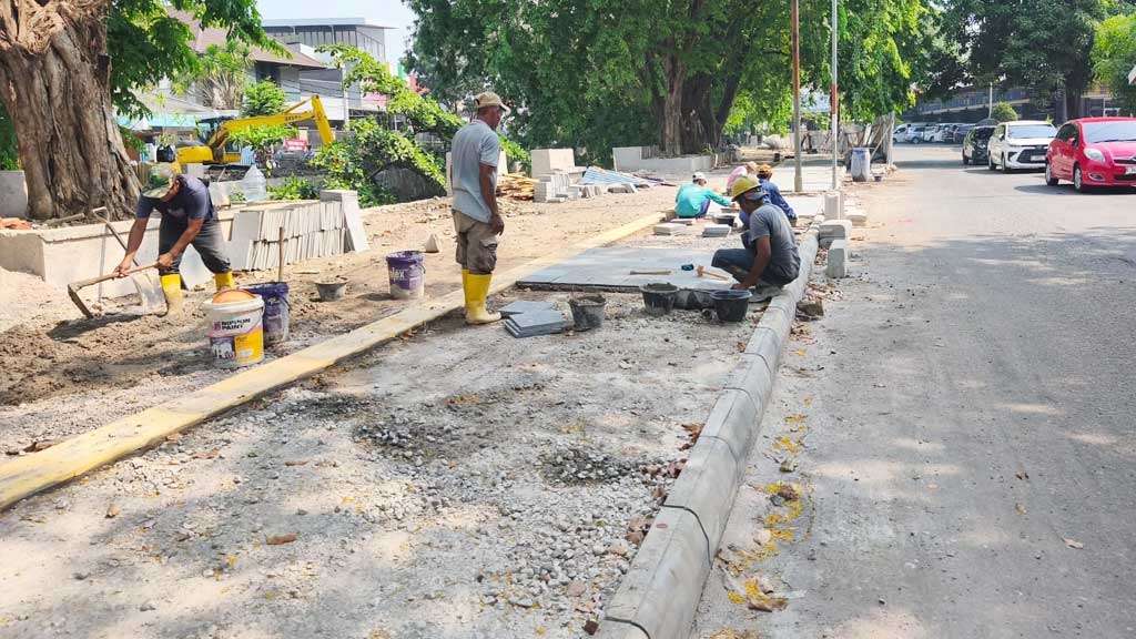 HUT ke-81 Kemerdekaan RI, Pemkot Cirebon Perkuat Pelayanan Publik 3 Perbaikan Trotoar Di Sungai Sukalila Cirebon