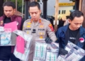 Residivis Ditangkap, Polisi Sita 9.700 Butir Obat Keras di Cirebon 10 Kapolres Cirebon Kota Akbp Bimantoro Kurniawan Didampingi Personel Satres Narkoba Menunjukkan Barang Bukti Ribuan Butir Obat Keras Saat Konferensi Pers Di Mapolres Cirebon Kota, Jumat, 25 September 2026.