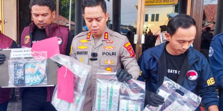 Kapolres Cirebon Kota Akbp Bimantoro Kurniawan Didampingi Personel Satres Narkoba Menunjukkan Barang Bukti Ribuan Butir Obat Keras Saat Konferensi Pers Di Mapolres Cirebon Kota, Jumat, 25 September 2026.