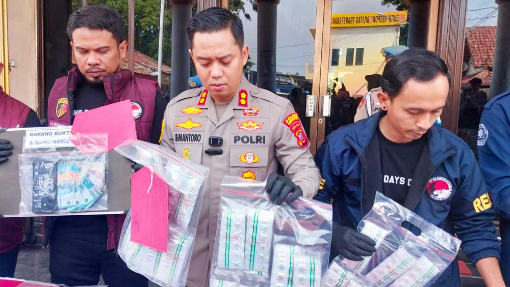 Residivis Ditangkap, Polisi Sita 9.700 Butir Obat Keras di Cirebon 1 Kapolres Cirebon Kota Akbp Bimantoro Kurniawan Didampingi Personel Satres Narkoba Menunjukkan Barang Bukti Ribuan Butir Obat Keras Saat Konferensi Pers Di Mapolres Cirebon Kota, Jumat, 25 September 2026.