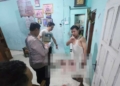 Diduga Dendam, Pria di Sutawinangun Cirebon Tusuk Dua Lansia 2 Petugas Kepolisian Melakukan Olah Tkp Penusukan Dua Lansia Di Kawasan Pecilon Dukuh Blok Sitameng, Desa Sutawinangun, Kecamatan Kedawung, Kabupaten Cirebon, Rabu, 23 September 2026 Malam.