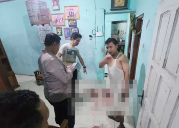 Diduga Dendam, Pria di Sutawinangun Cirebon Tusuk Dua Lansia 2 Petugas Kepolisian Melakukan Olah Tkp Penusukan Dua Lansia Di Kawasan Pecilon Dukuh Blok Sitameng, Desa Sutawinangun, Kecamatan Kedawung, Kabupaten Cirebon, Rabu, 23 September 2026 Malam.