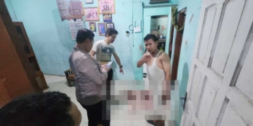 Diduga Dendam, Pria di Sutawinangun Cirebon Tusuk Dua Lansia 7 Petugas Kepolisian Melakukan Olah Tkp Penusukan Dua Lansia Di Kawasan Pecilon Dukuh Blok Sitameng, Desa Sutawinangun, Kecamatan Kedawung, Kabupaten Cirebon, Rabu, 23 September 2026 Malam.