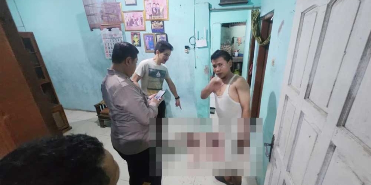 Diduga Dendam, Pria di Sutawinangun Cirebon Tusuk Dua Lansia 6 Petugas Kepolisian Melakukan Olah Tkp Penusukan Dua Lansia Di Kawasan Pecilon Dukuh Blok Sitameng, Desa Sutawinangun, Kecamatan Kedawung, Kabupaten Cirebon, Rabu, 23 September 2026 Malam.