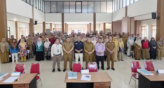 Foto Bersama Usai Penyerahan Sk Pensiun 187 Pns Pemkab Cirebon Bertempat Di Aula Graha Cakrabuana Kantor Bkpsdm Kabupaten Cirebon, Selasa, 22 September 2026.