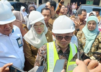 Sekolah Rusak Berat Jadi Prioritas Revitalisasi di Kabupaten Cirebon 1 Menteri Pendidikan Dasar Dan Menengah, Abdul Mu'Ti, Menyampaikan Keterangan Pers Saat Meninjau Pelaksanaan Revitalisasi Sdn 1 Kedungjaya, Kecamatan Kedawung, Kabupaten Cirebon, Senin, 28 September 2026.