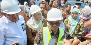 Sekolah Rusak Berat Jadi Prioritas Revitalisasi di Kabupaten Cirebon 7 Menteri Pendidikan Dasar Dan Menengah, Abdul Mu'Ti, Menyampaikan Keterangan Pers Saat Meninjau Pelaksanaan Revitalisasi Sdn 1 Kedungjaya, Kecamatan Kedawung, Kabupaten Cirebon, Senin, 28 September 2026.