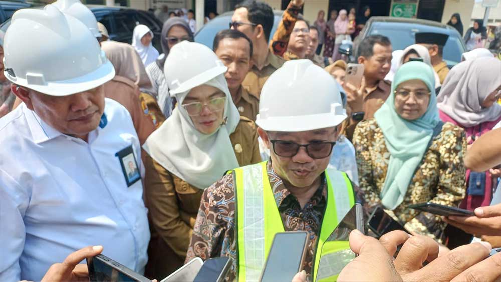 Sekolah Rusak Berat Jadi Prioritas Revitalisasi di Kabupaten Cirebon 1 Menteri Pendidikan Dasar Dan Menengah, Abdul Mu'Ti, Menyampaikan Keterangan Pers Saat Meninjau Pelaksanaan Revitalisasi Sdn 1 Kedungjaya, Kecamatan Kedawung, Kabupaten Cirebon, Senin, 28 September 2026.