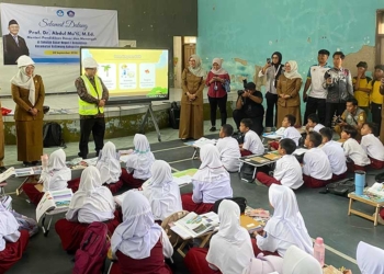82 SD Negeri di Kabupaten Cirebon Dapat Revitalisasi dari Kemendikdasmen 1 Menteri Pendidikan Dasar Dan Menengah, Abdul Mu'Ti, Menyapa Anak-Anak Saat Meninjau Pelaksanaan Revitalisasi Sdn 1 Kedungjaya, Kecamatan Kedawung, Kabupaten Cirebon, Senin, 28 September 2026.