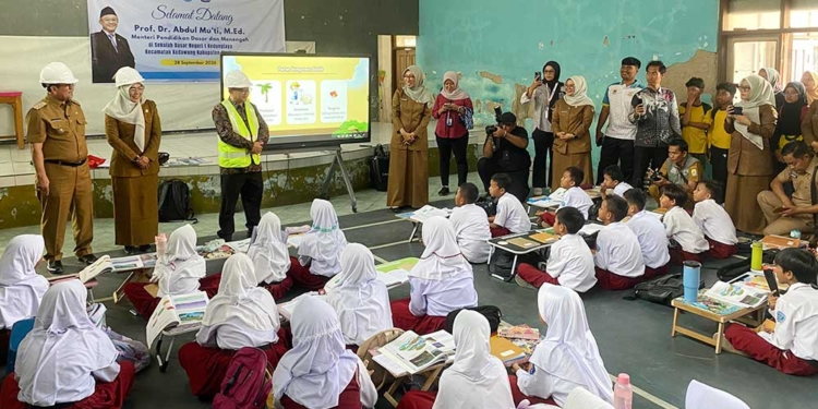 Menteri Pendidikan Dasar Dan Menengah, Abdul Mu'Ti, Menyapa Anak-Anak Saat Meninjau Pelaksanaan Revitalisasi Sdn 1 Kedungjaya, Kecamatan Kedawung, Kabupaten Cirebon, Senin, 28 September 2026.