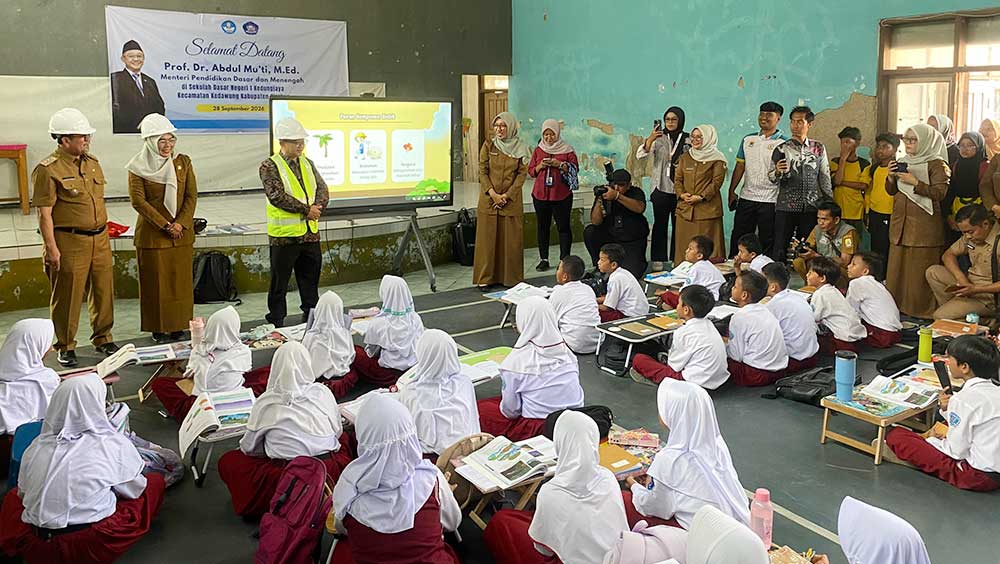 82 SD Negeri di Kabupaten Cirebon Dapat Revitalisasi dari Kemendikdasmen 1 Menteri Pendidikan Dasar Dan Menengah, Abdul Mu'Ti, Menyapa Anak-Anak Saat Meninjau Pelaksanaan Revitalisasi Sdn 1 Kedungjaya, Kecamatan Kedawung, Kabupaten Cirebon, Senin, 28 September 2026.