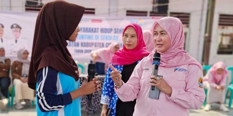 Kepala Dinkes Kabupaten Cirebon, Hj Eni Suhaeni (Kanan), Dalam Kegiatan Aksi Cegah Stunting Di Smpn 1 Gebang, Jumat, 11 September 2026.