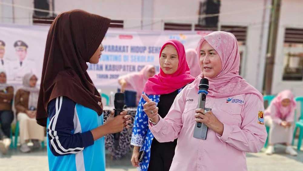 Dinkes Kabupaten Cirebon Perkuat Pencegahan Stunting Sejak Remaja 1 Kepala Dinkes Kabupaten Cirebon, Hj Eni Suhaeni (Kanan), Dalam Kegiatan Aksi Cegah Stunting Di Smpn 1 Gebang, Jumat, 11 September 2026.